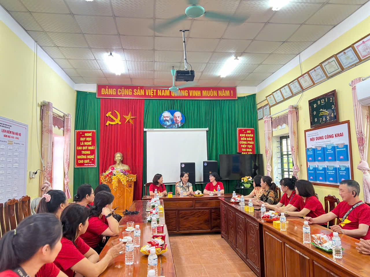 TRƯỜNG MẦM NON TỨ LIÊN - LAN TỎA YÊU THƯƠNG, HƯỚNG VỀ ĐỒNG BÀO VÙNG BÃO LŨ