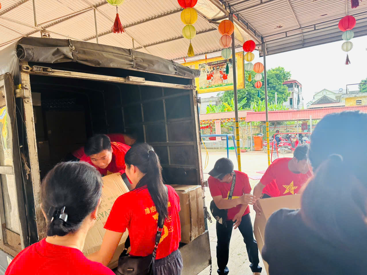 TRƯỜNG MẦM NON TỨ LIÊN - LAN TỎA YÊU THƯƠNG, HƯỚNG VỀ ĐỒNG BÀO VÙNG BÃO LŨ