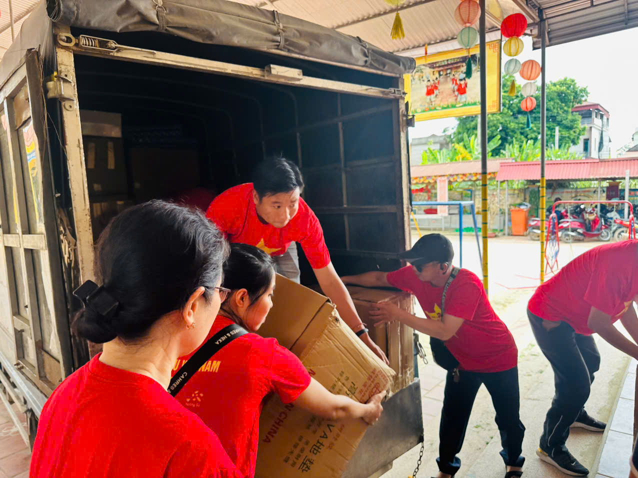 TRƯỜNG MẦM NON TỨ LIÊN - LAN TỎA YÊU THƯƠNG, HƯỚNG VỀ ĐỒNG BÀO VÙNG BÃO LŨ