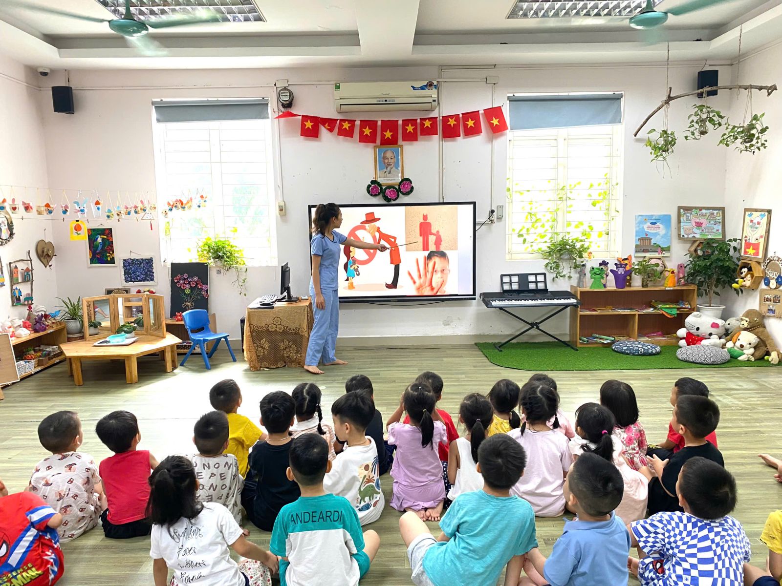 HÁO HỨC TRỞ LẠI TRƯỜNG HỌC SAU MÙA MƯA BÃO CỦA  CÁC BÉ  KHỐI MẪU GIÁO NHỠ TRƯỜNG MẦM NON TỨ LIÊN