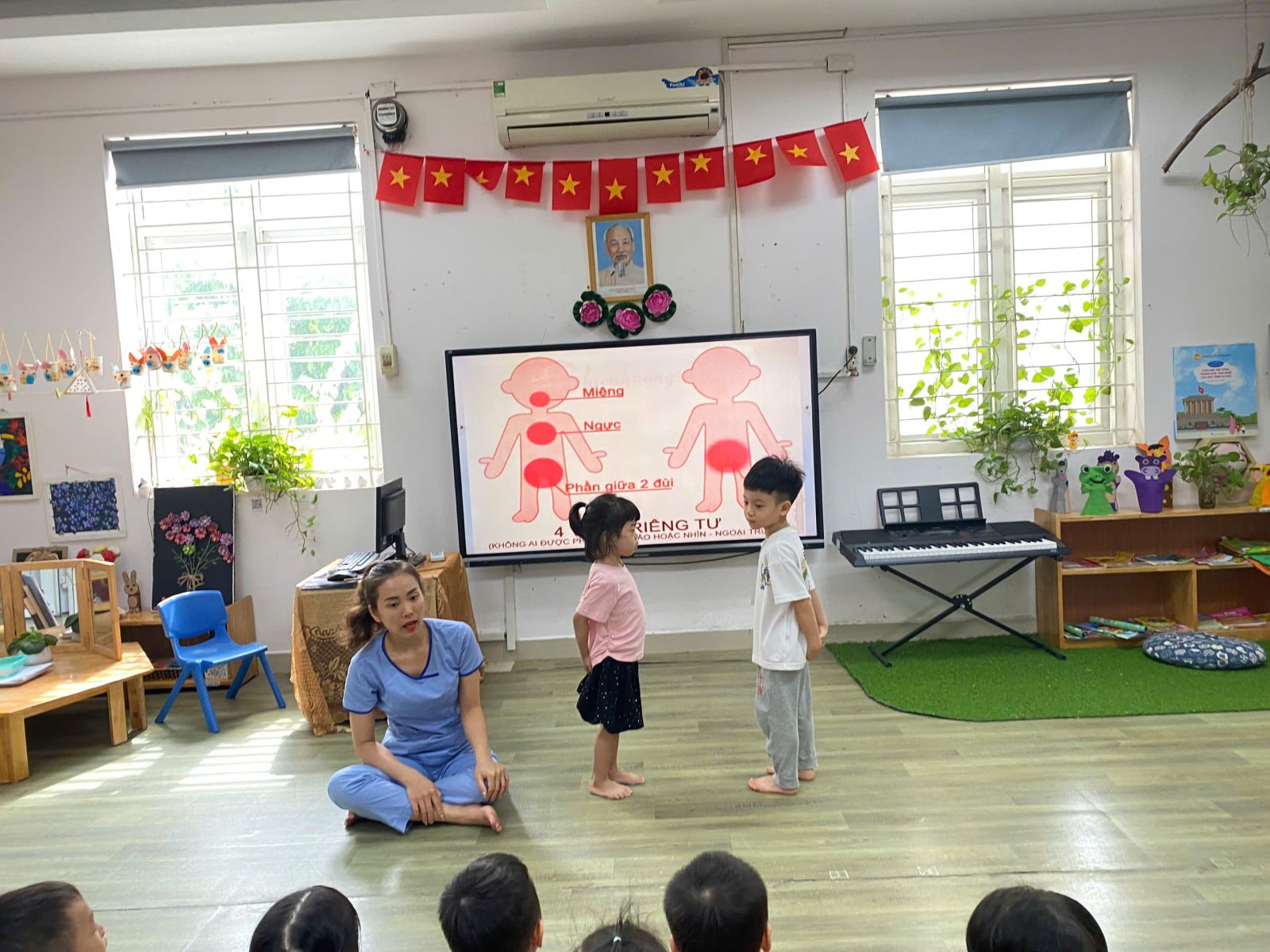 HÁO HỨC TRỞ LẠI TRƯỜNG HỌC SAU MÙA MƯA BÃO CỦA  CÁC BÉ  KHỐI MẪU GIÁO NHỠ TRƯỜNG MẦM NON TỨ LIÊN