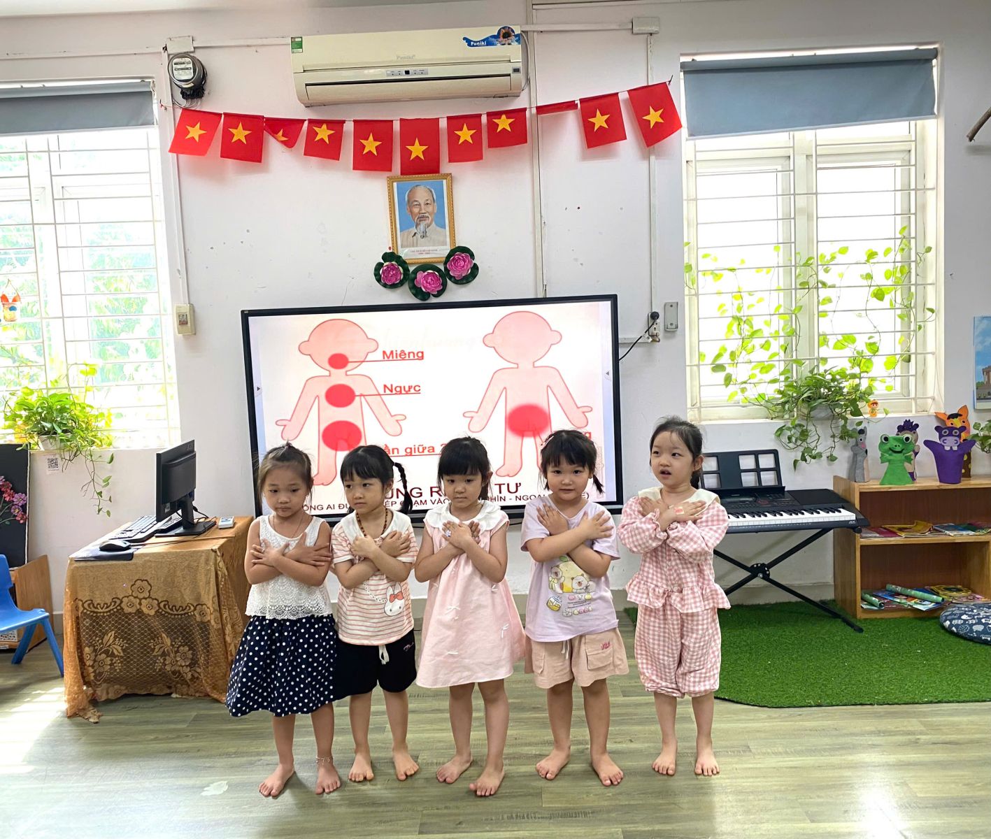 HÁO HỨC TRỞ LẠI TRƯỜNG HỌC SAU MÙA MƯA BÃO CỦA  CÁC BÉ  KHỐI MẪU GIÁO NHỠ TRƯỜNG MẦM NON TỨ LIÊN
