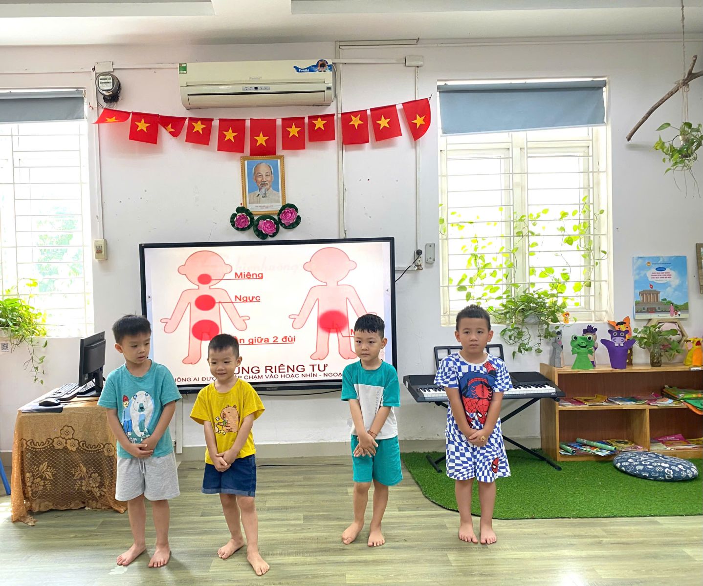 HÁO HỨC TRỞ LẠI TRƯỜNG HỌC SAU MÙA MƯA BÃO CỦA  CÁC BÉ  KHỐI MẪU GIÁO NHỠ TRƯỜNG MẦM NON TỨ LIÊN