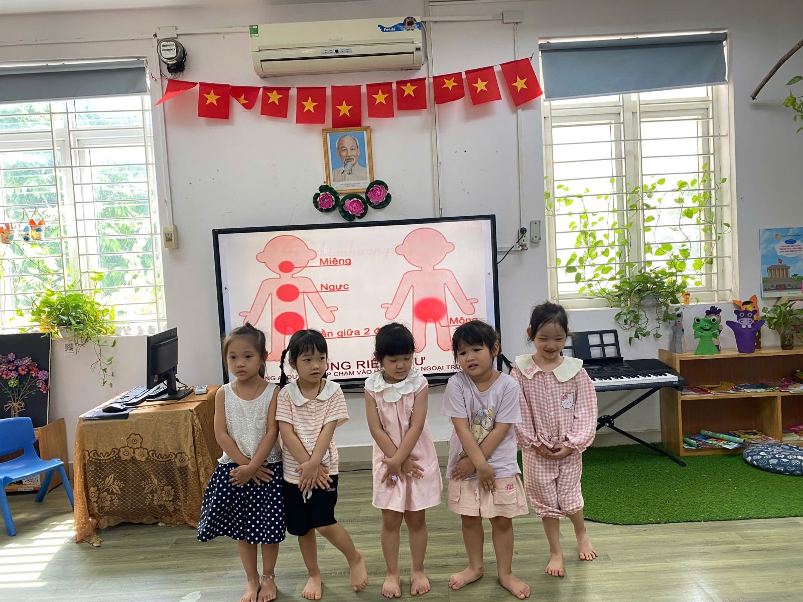 HÁO HỨC TRỞ LẠI TRƯỜNG HỌC SAU MÙA MƯA BÃO CỦA  CÁC BÉ  KHỐI MẪU GIÁO NHỠ TRƯỜNG MẦM NON TỨ LIÊN