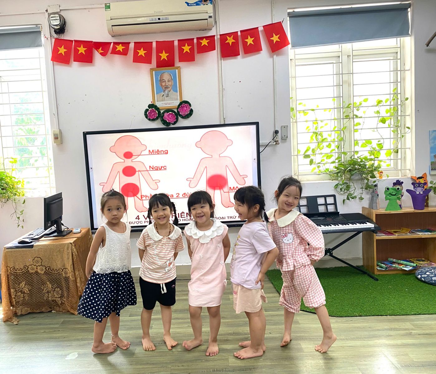 HÁO HỨC TRỞ LẠI TRƯỜNG HỌC SAU MÙA MƯA BÃO CỦA  CÁC BÉ  KHỐI MẪU GIÁO NHỠ TRƯỜNG MẦM NON TỨ LIÊN