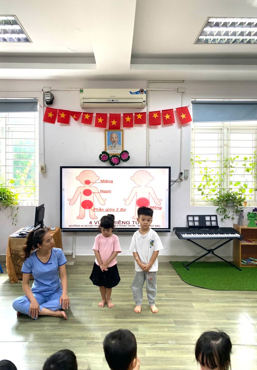 HÁO HỨC TRỞ LẠI TRƯỜNG HỌC SAU MÙA MƯA BÃO CỦA  CÁC BÉ  KHỐI MẪU GIÁO NHỠ TRƯỜNG MẦM NON TỨ LIÊN