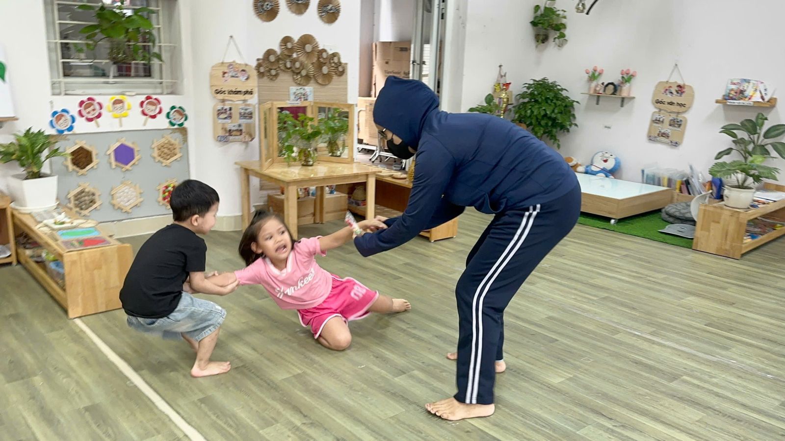 HÁO HỨC TRỞ LẠI TRƯỜNG HỌC SAU MÙA MƯA BÃO CỦA  CÁC BÉ  KHỐI MẪU GIÁO NHỠ TRƯỜNG MẦM NON TỨ LIÊN