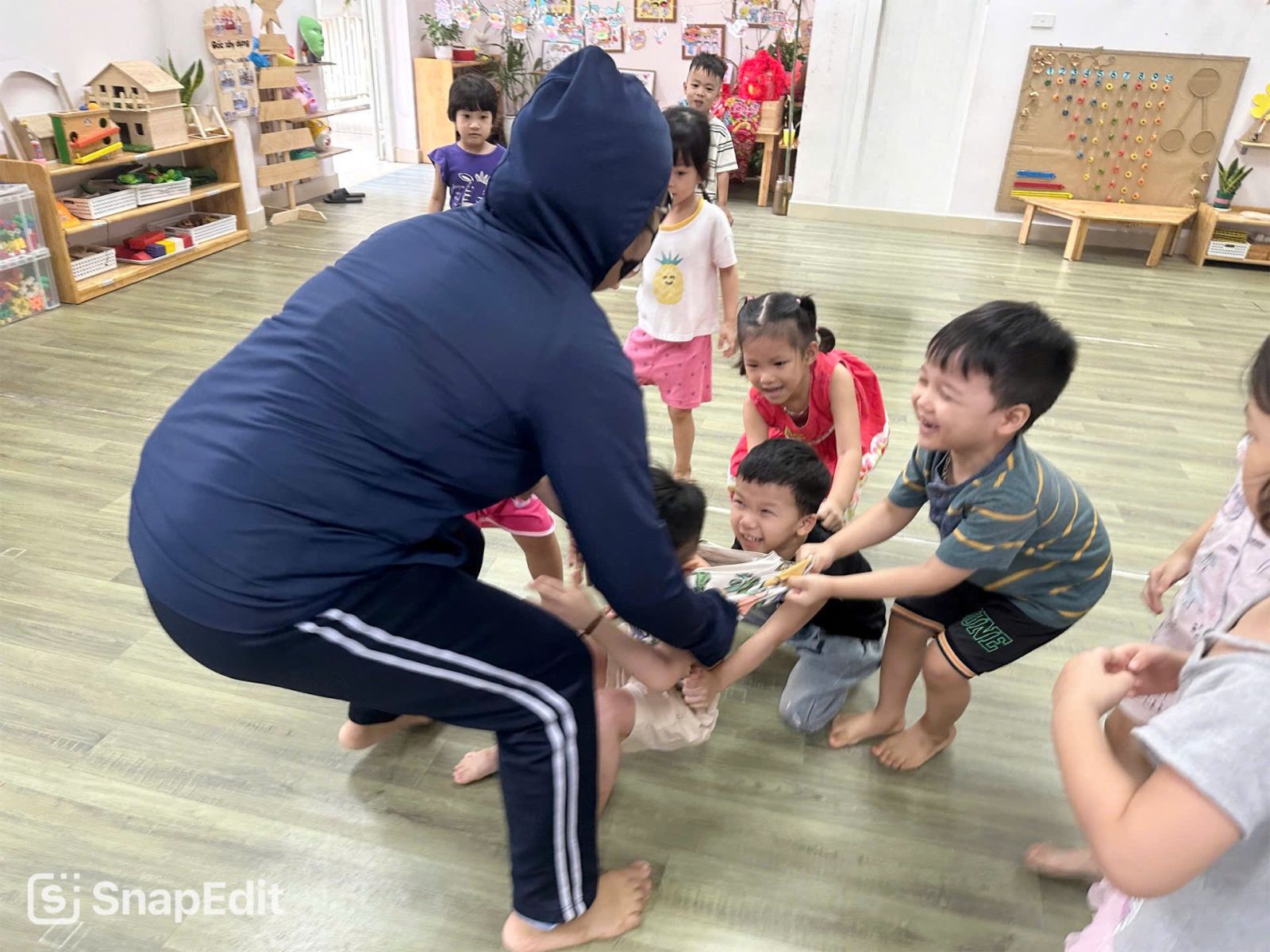HÁO HỨC TRỞ LẠI TRƯỜNG HỌC SAU MÙA MƯA BÃO CỦA  CÁC BÉ  KHỐI MẪU GIÁO NHỠ TRƯỜNG MẦM NON TỨ LIÊN