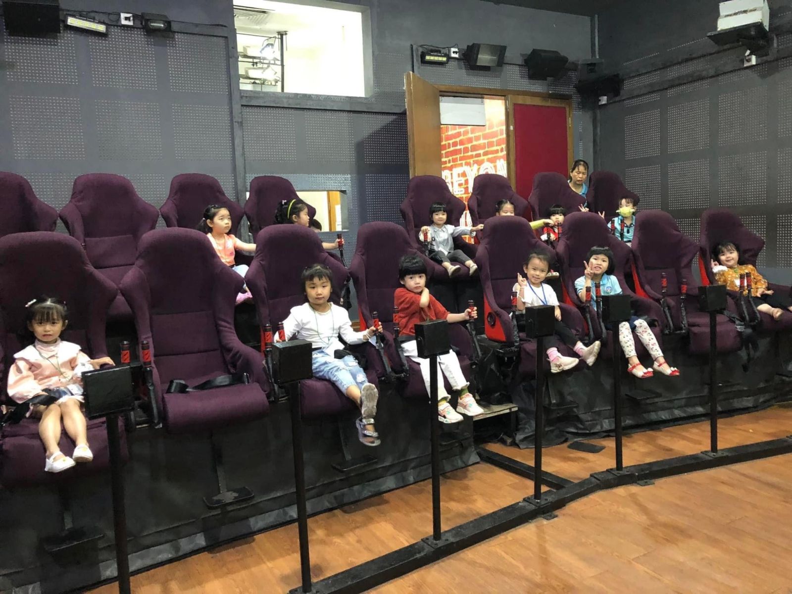 Hoạt động trải nghiệm của các con học sinh tại khu vui chơi Time City