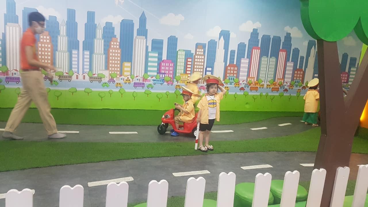 Hoạt động trải nghiệm của các con học sinh tại khu vui chơi Time City