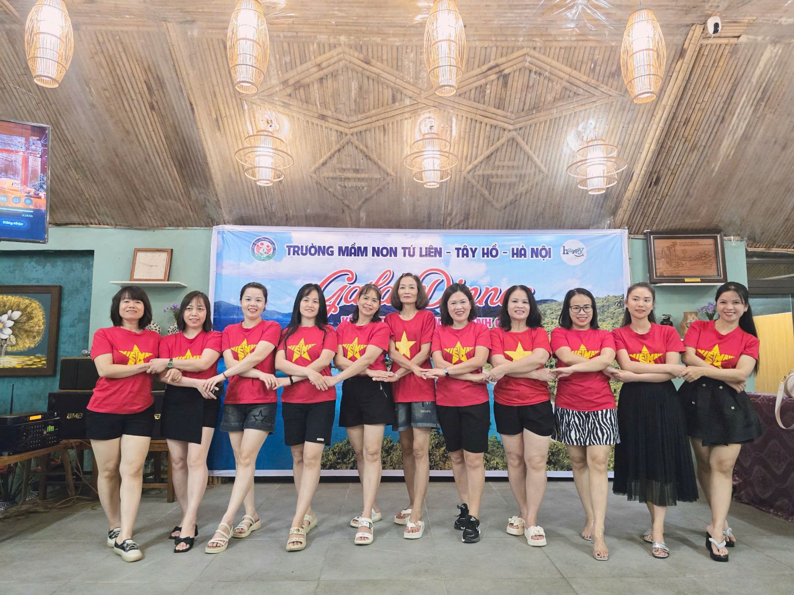 Trường Mầm non Tứ Liên tổ chức chuyến tham quan, trải nghiệm ngoài nhà trường cho CB-GV-NV tại Minh Châu- Quan Lạn.