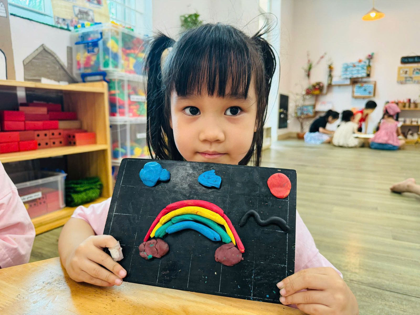 🌈🌈  CÁC BÉ LỚP MGL VỚI HOẠT ĐỘNG: NẶN CẦU VỒNG