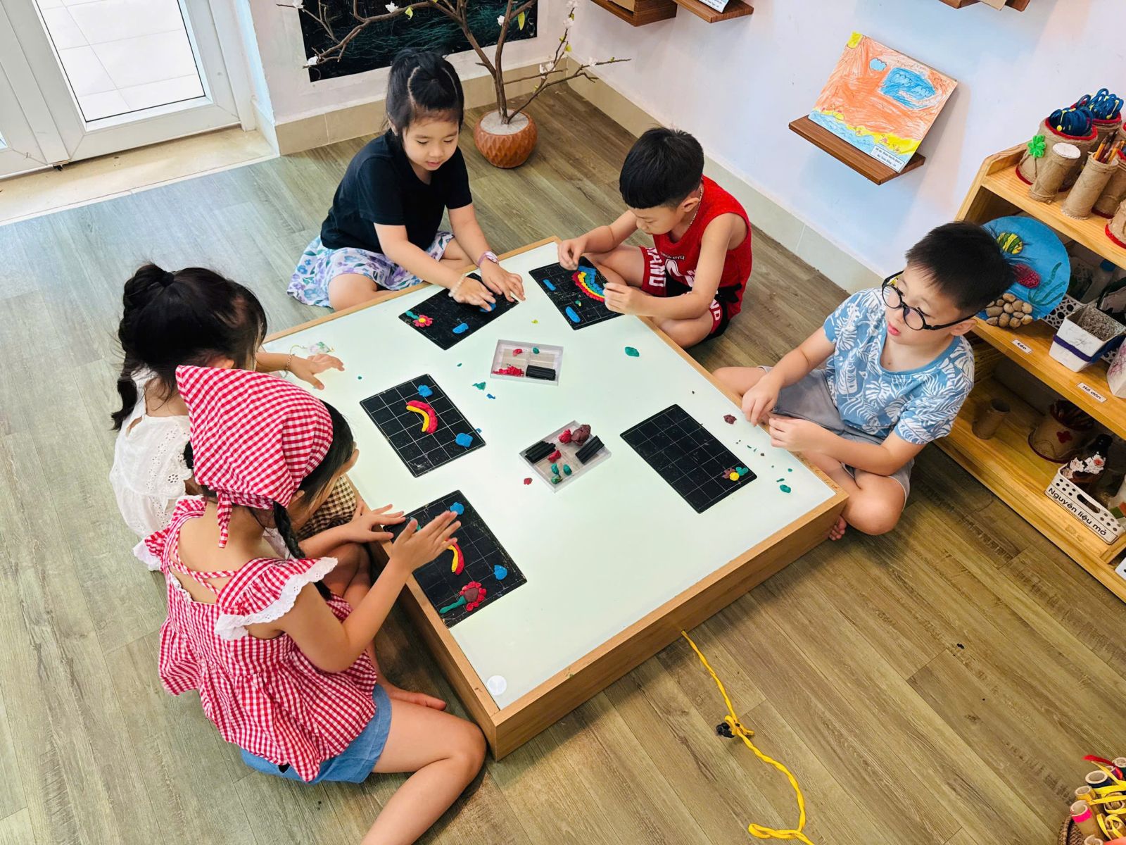 🌈🌈  CÁC BÉ LỚP MGL VỚI HOẠT ĐỘNG: NẶN CẦU VỒNG