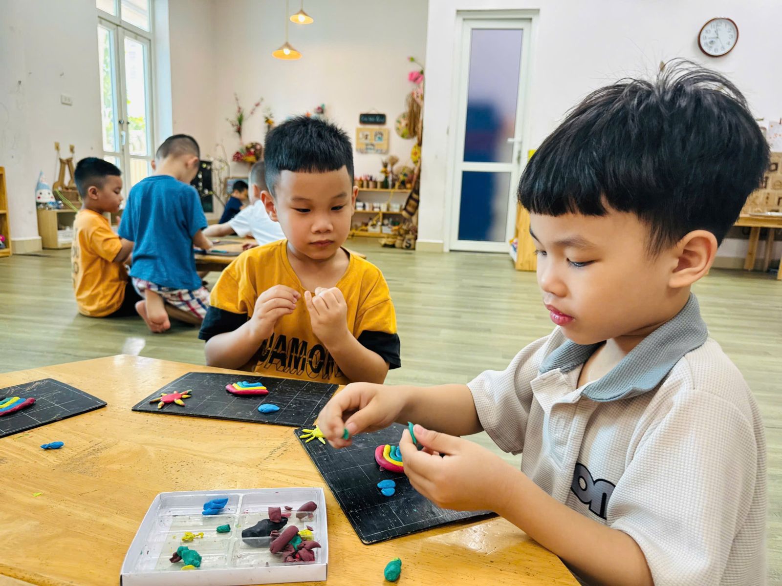🌈🌈  CÁC BÉ LỚP MGL VỚI HOẠT ĐỘNG: NẶN CẦU VỒNG