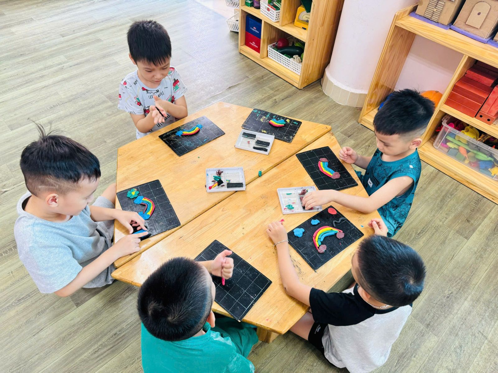 🌈🌈  CÁC BÉ LỚP MGL VỚI HOẠT ĐỘNG: NẶN CẦU VỒNG
