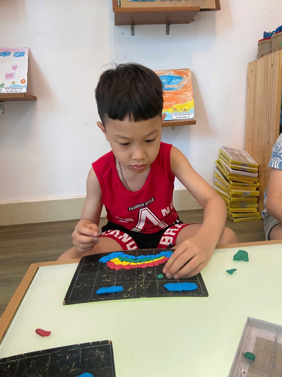 🌈🌈  CÁC BÉ LỚP MGL VỚI HOẠT ĐỘNG: NẶN CẦU VỒNG