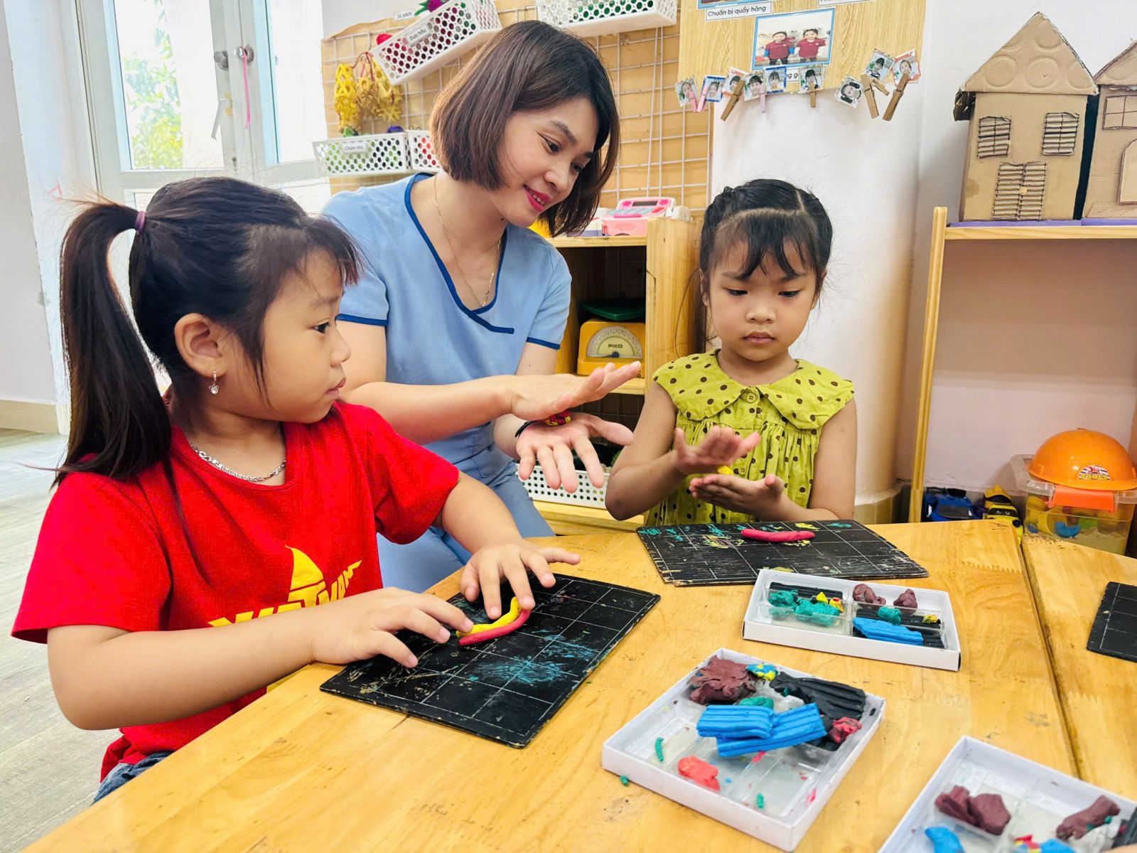 🌈🌈  CÁC BÉ LỚP MGL VỚI HOẠT ĐỘNG: NẶN CẦU VỒNG