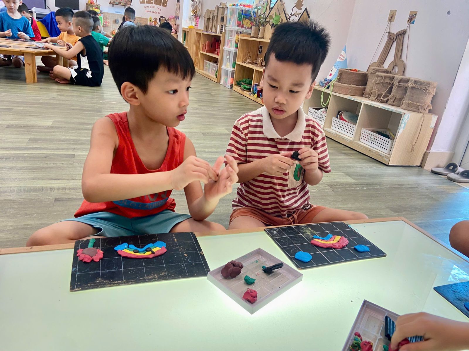 🌈🌈  CÁC BÉ LỚP MGL VỚI HOẠT ĐỘNG: NẶN CẦU VỒNG