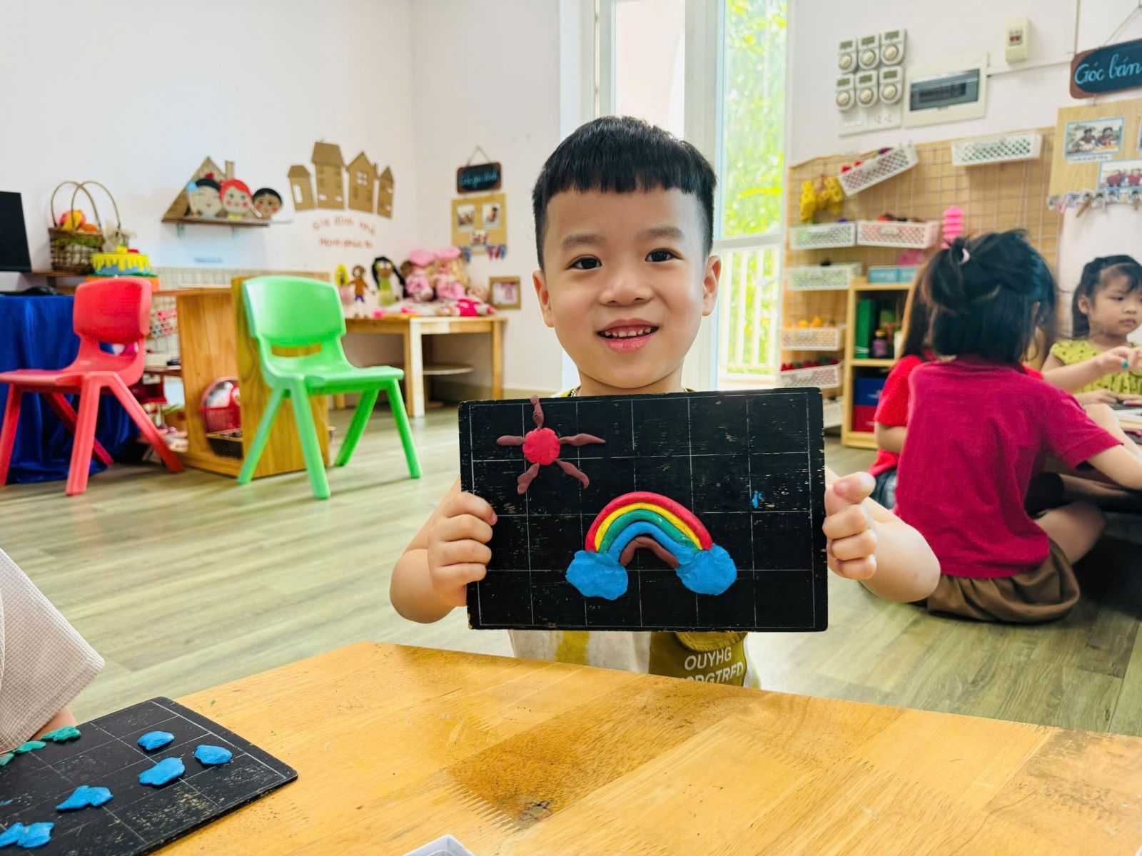 🌈🌈  CÁC BÉ LỚP MGL VỚI HOẠT ĐỘNG: NẶN CẦU VỒNG