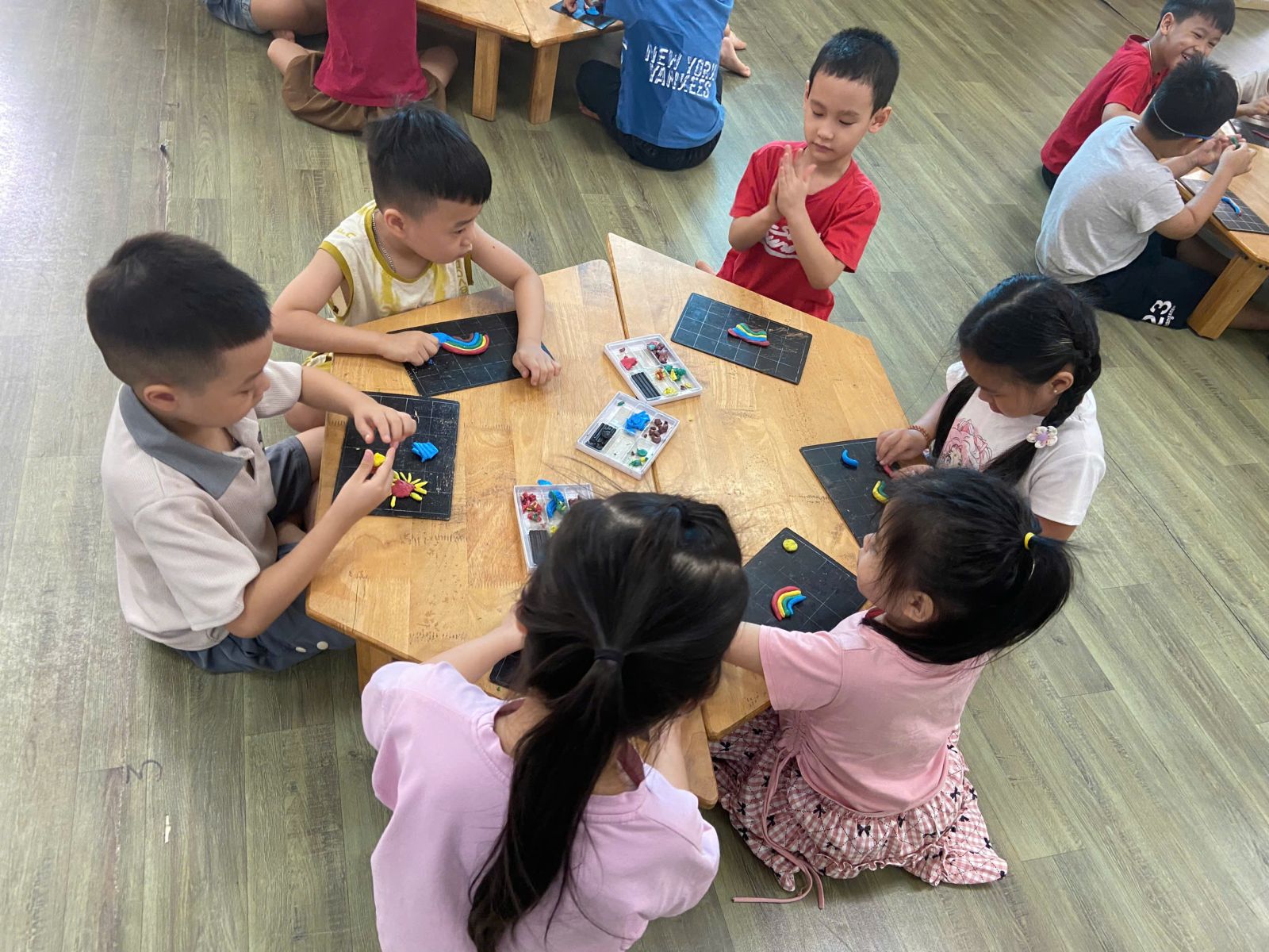 🌈🌈  CÁC BÉ LỚP MGL VỚI HOẠT ĐỘNG: NẶN CẦU VỒNG