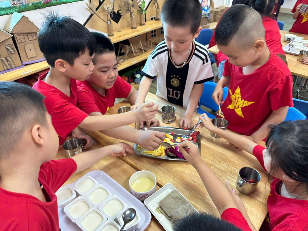 HỌC SINH KHỐI MẪU GIÁO LƠN THAM GIA VÀO HOẠT ĐỘNG THỰC HÀNH CUỘC SỐNG : LÀM SỮA CHUA HOA QUẢ
