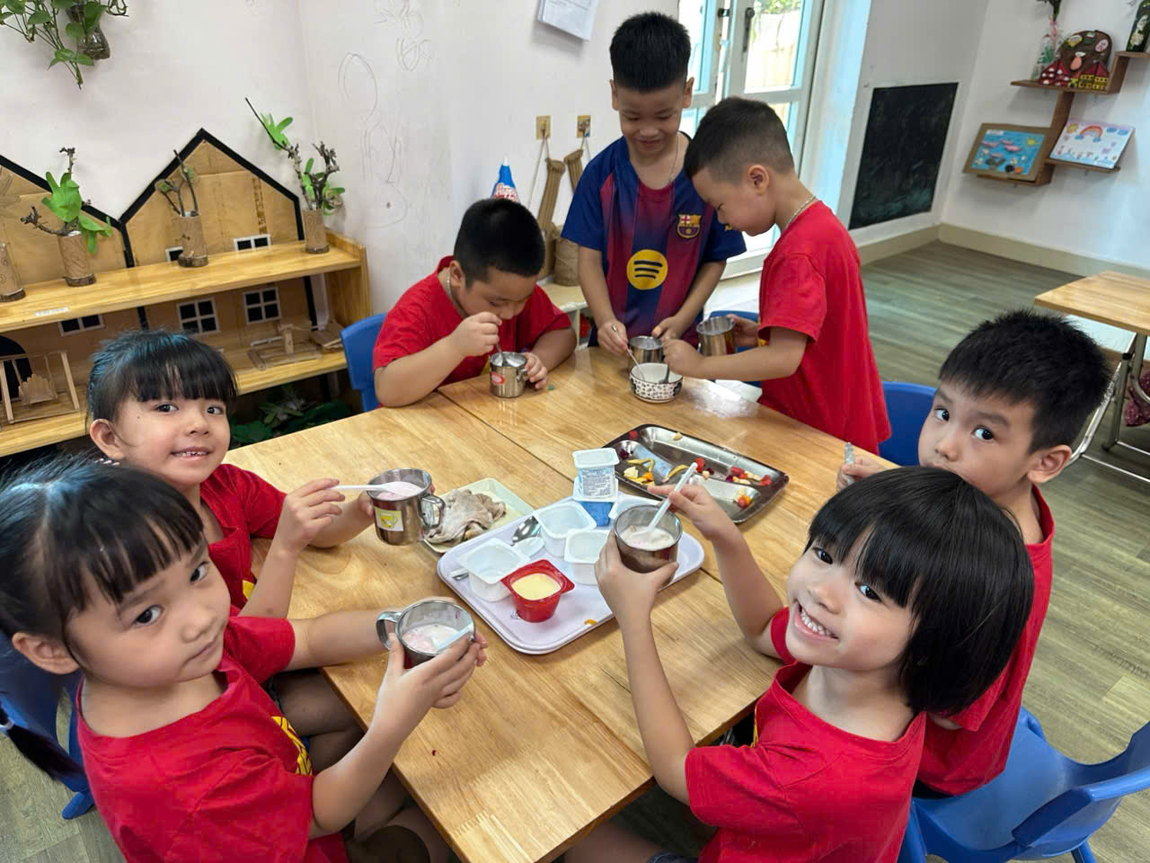 HỌC SINH KHỐI MẪU GIÁO LƠN THAM GIA VÀO HOẠT ĐỘNG THỰC HÀNH CUỘC SỐNG : LÀM SỮA CHUA HOA QUẢ