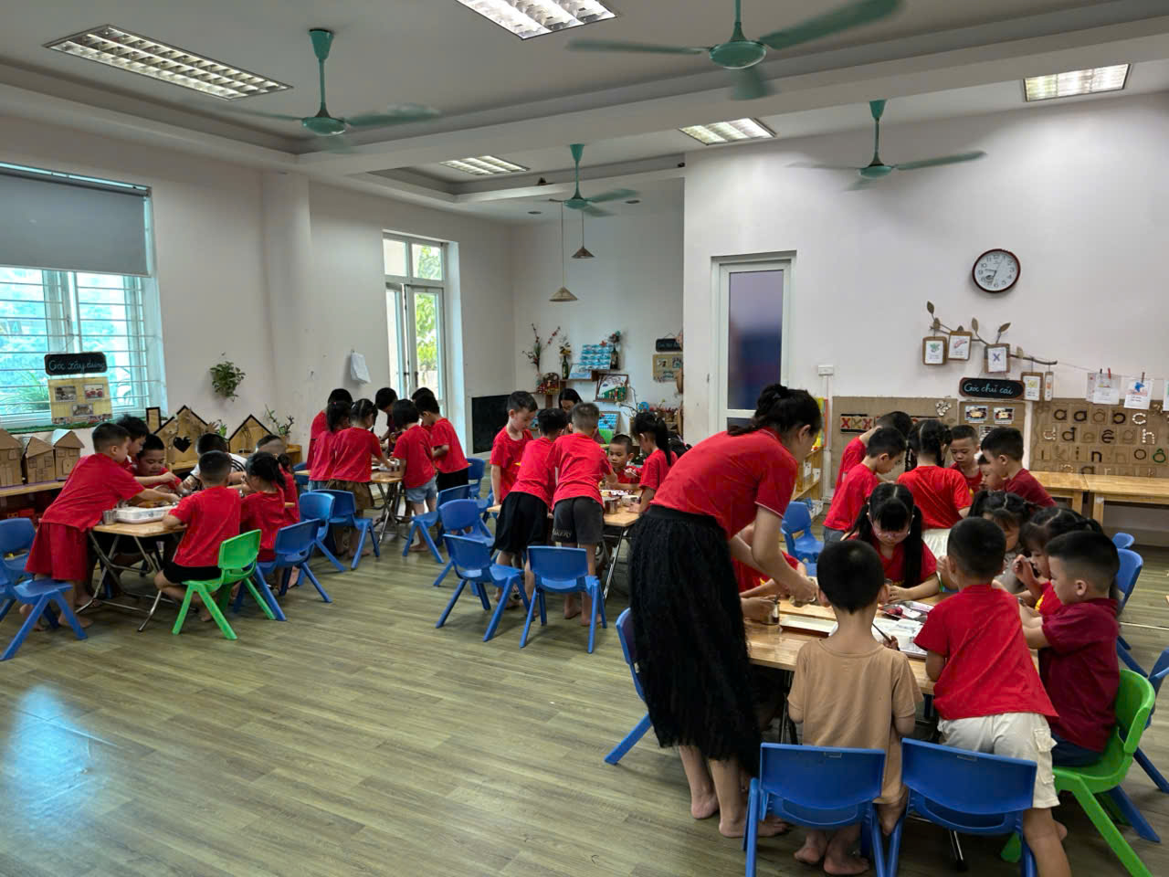 HỌC SINH KHỐI MẪU GIÁO LƠN THAM GIA VÀO HOẠT ĐỘNG THỰC HÀNH CUỘC SỐNG : LÀM SỮA CHUA HOA QUẢ