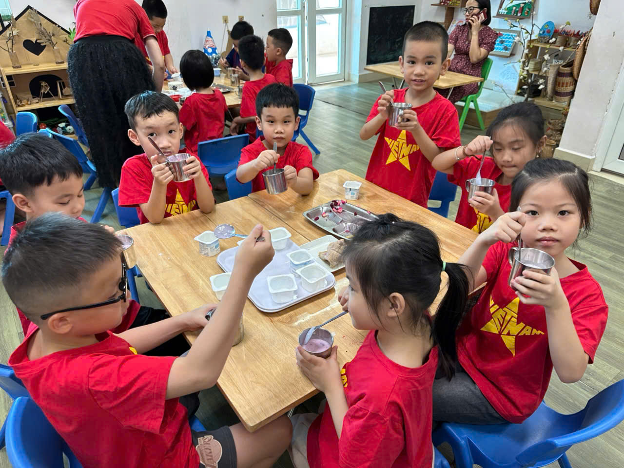 HỌC SINH KHỐI MẪU GIÁO LƠN THAM GIA VÀO HOẠT ĐỘNG THỰC HÀNH CUỘC SỐNG : LÀM SỮA CHUA HOA QUẢ