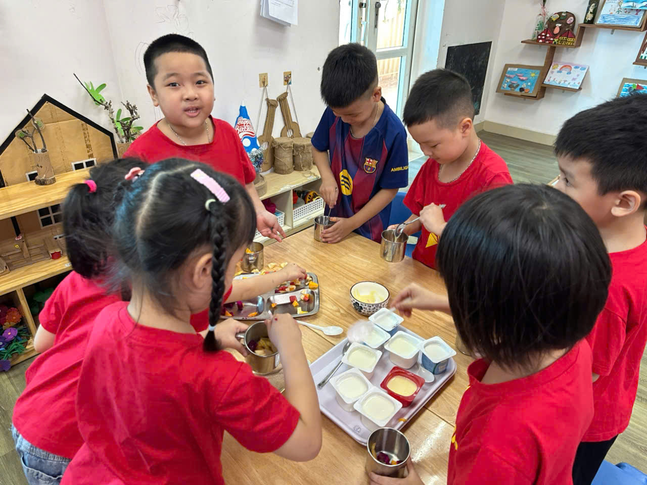 HỌC SINH KHỐI MẪU GIÁO LƠN THAM GIA VÀO HOẠT ĐỘNG THỰC HÀNH CUỘC SỐNG : LÀM SỮA CHUA HOA QUẢ