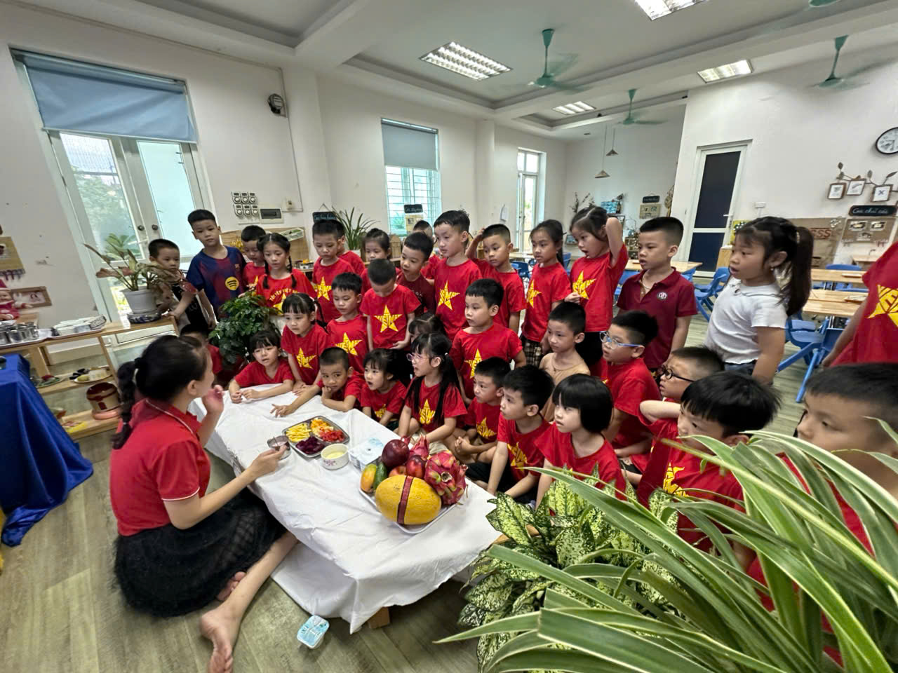 HỌC SINH KHỐI MẪU GIÁO LƠN THAM GIA VÀO HOẠT ĐỘNG THỰC HÀNH CUỘC SỐNG : LÀM SỮA CHUA HOA QUẢ