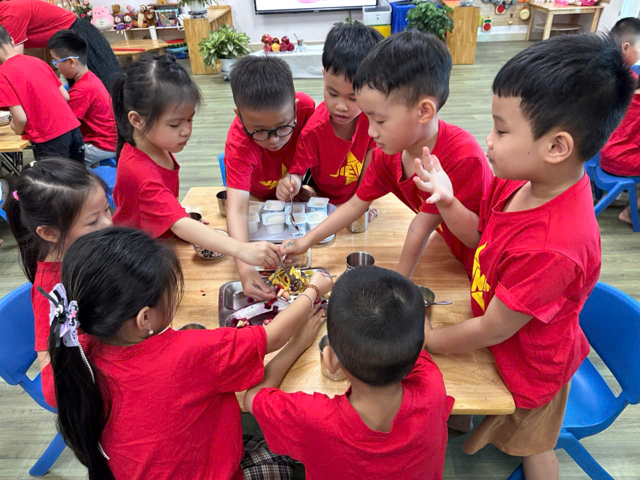 HỌC SINH KHỐI MẪU GIÁO LƠN THAM GIA VÀO HOẠT ĐỘNG THỰC HÀNH CUỘC SỐNG : LÀM SỮA CHUA HOA QUẢ