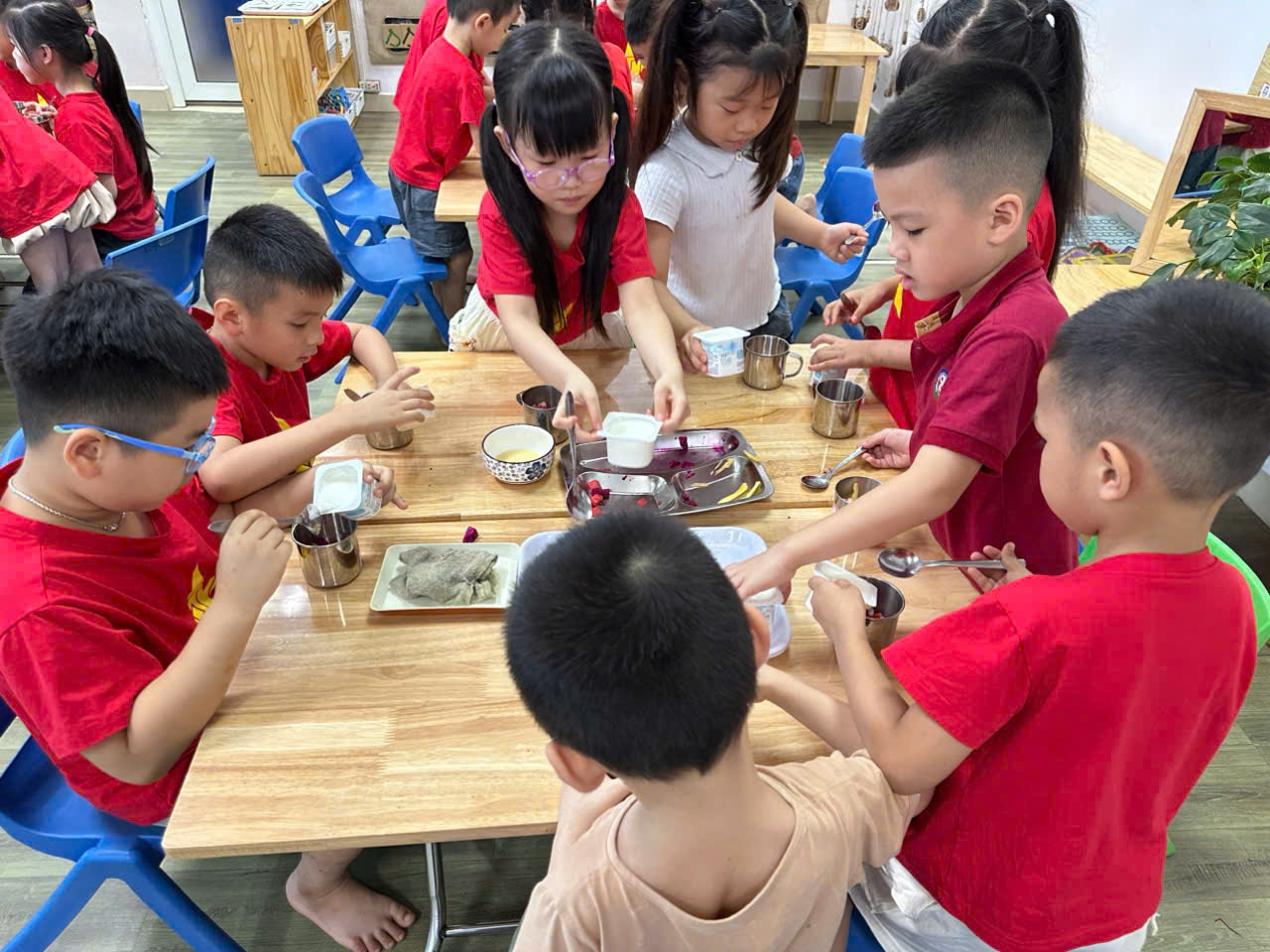 HỌC SINH KHỐI MẪU GIÁO LƠN THAM GIA VÀO HOẠT ĐỘNG THỰC HÀNH CUỘC SỐNG : LÀM SỮA CHUA HOA QUẢ