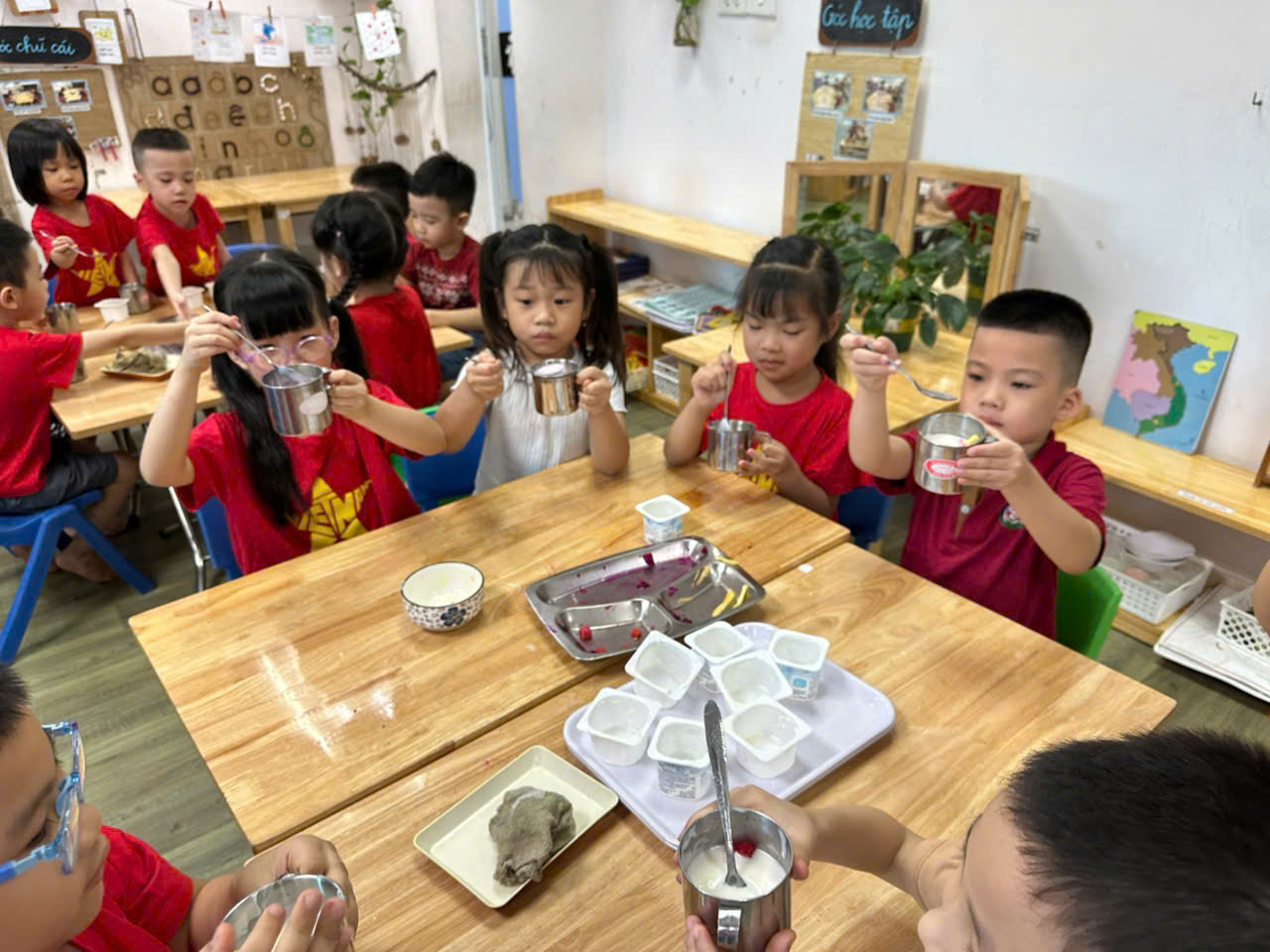 HỌC SINH KHỐI MẪU GIÁO LƠN THAM GIA VÀO HOẠT ĐỘNG THỰC HÀNH CUỘC SỐNG : LÀM SỮA CHUA HOA QUẢ