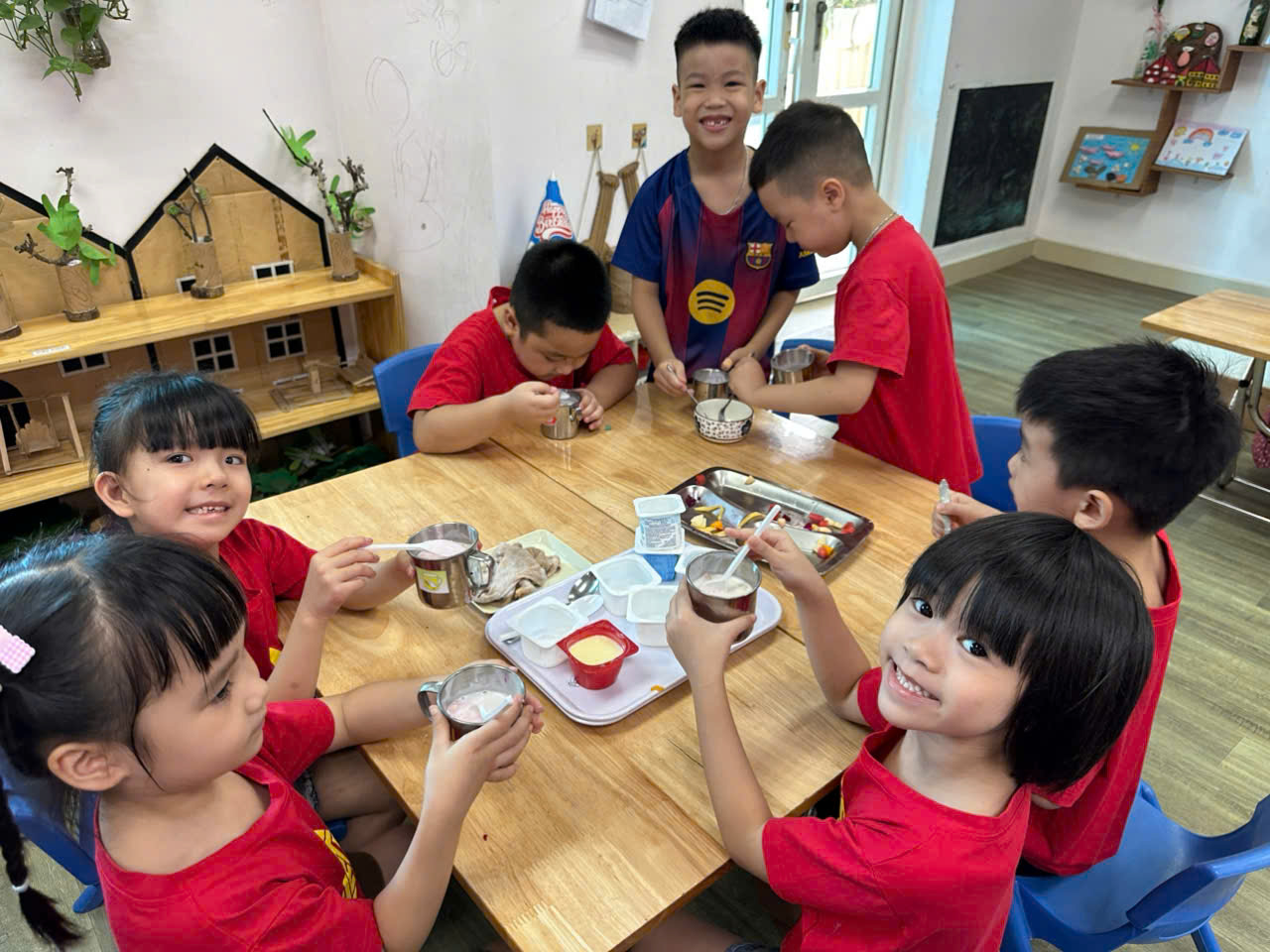 HỌC SINH KHỐI MẪU GIÁO LƠN THAM GIA VÀO HOẠT ĐỘNG THỰC HÀNH CUỘC SỐNG : LÀM SỮA CHUA HOA QUẢ