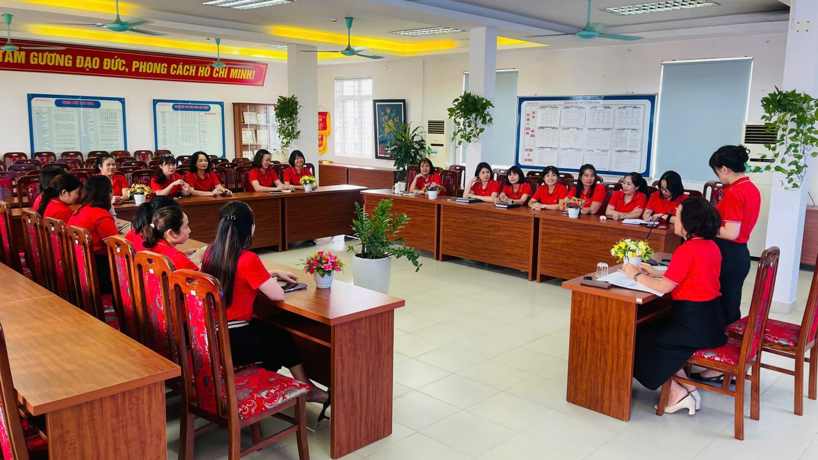 CHI BỘ TRƯỜNG MẦM NON TỨ LIÊN TỔ CHỨC HỘI NGHỊ ĐẢNG VIÊN