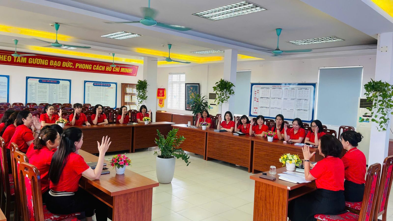 CHI BỘ TRƯỜNG MẦM NON TỨ LIÊN TỔ CHỨC HỘI NGHỊ ĐẢNG VIÊN