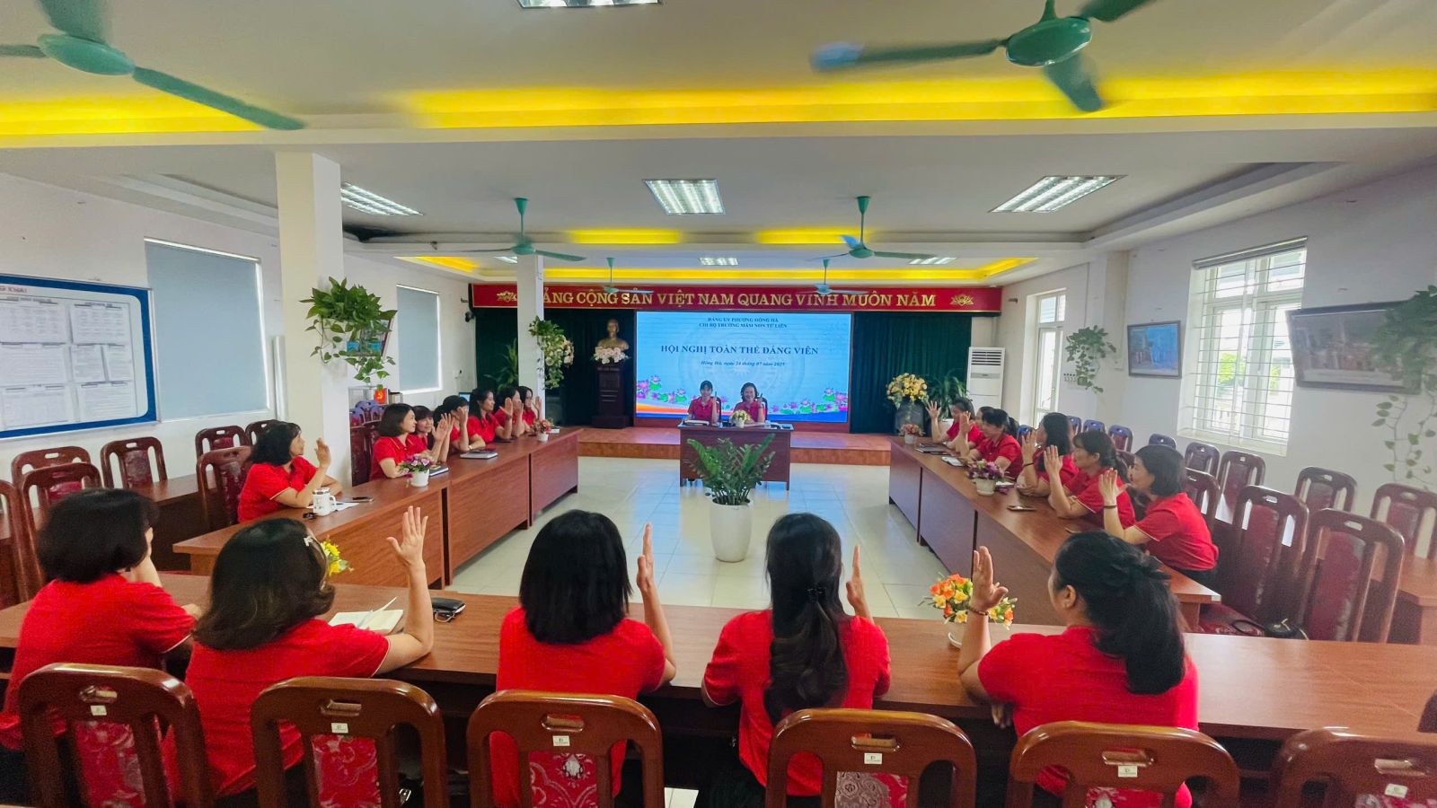 CHI BỘ TRƯỜNG MẦM NON TỨ LIÊN TỔ CHỨC HỘI NGHỊ ĐẢNG VIÊN