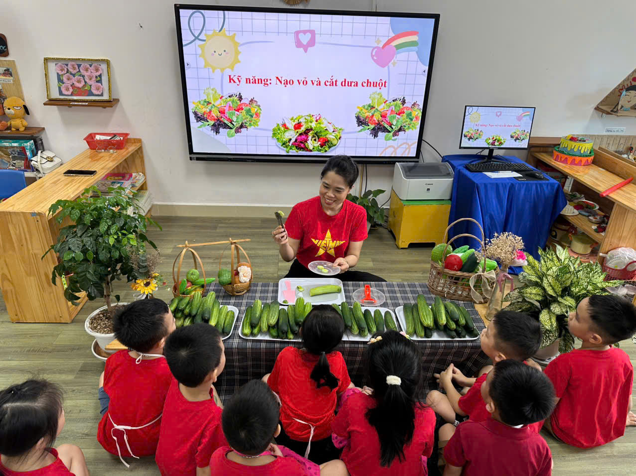 CÁC BÉ KHỐI MẪU GIÁO LƠN THAM GIA VÀO HOẠT ĐỘNG THỰC HÀNH CUỘC SỐNG: NẠO VỎ VÀ CẮT DƯA CHUỘT