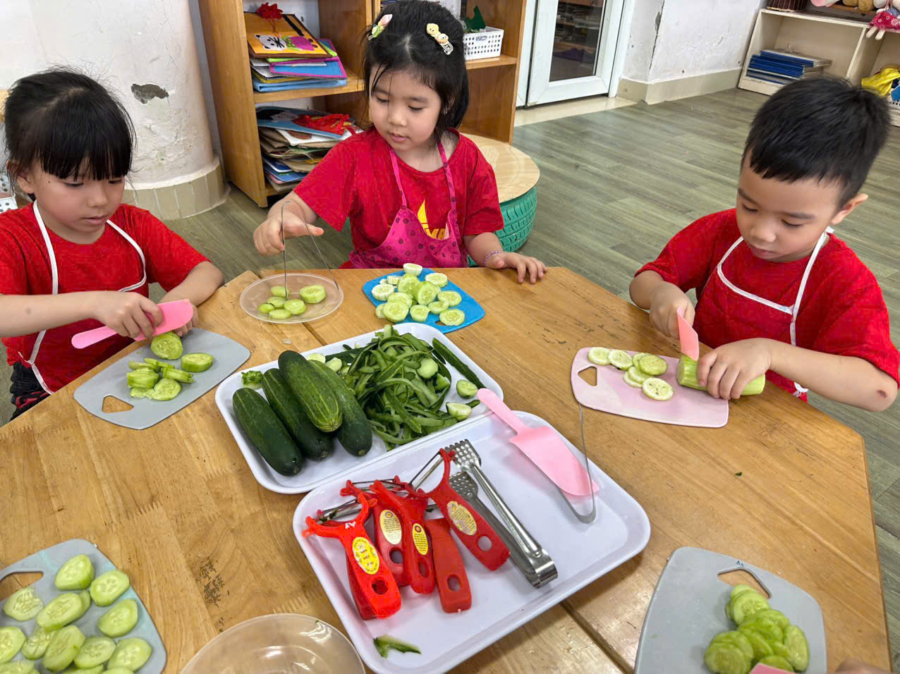 CÁC BÉ KHỐI MẪU GIÁO LƠN THAM GIA VÀO HOẠT ĐỘNG THỰC HÀNH CUỘC SỐNG: NẠO VỎ VÀ CẮT DƯA CHUỘT