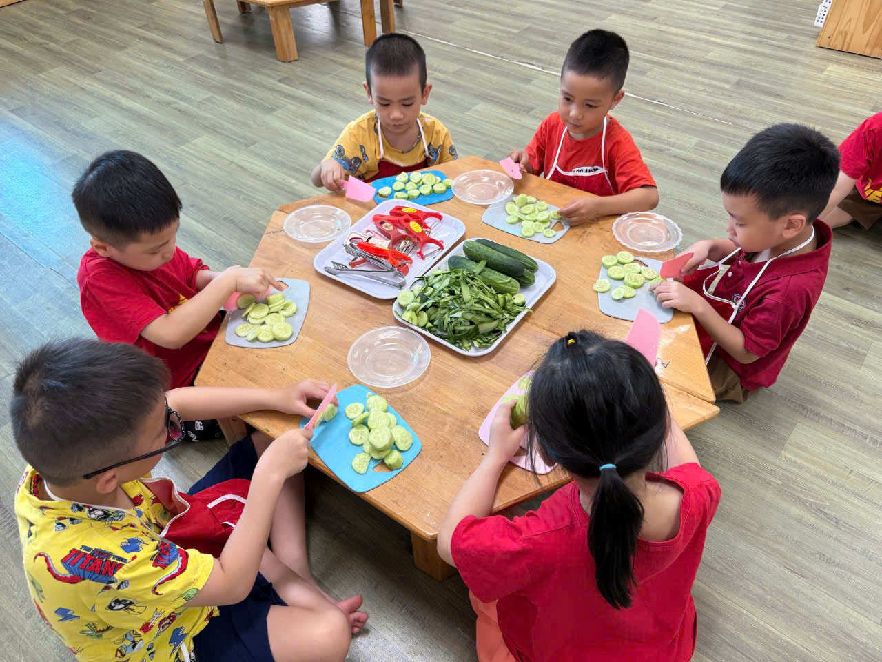 CÁC BÉ KHỐI MẪU GIÁO LƠN THAM GIA VÀO HOẠT ĐỘNG THỰC HÀNH CUỘC SỐNG: NẠO VỎ VÀ CẮT DƯA CHUỘT