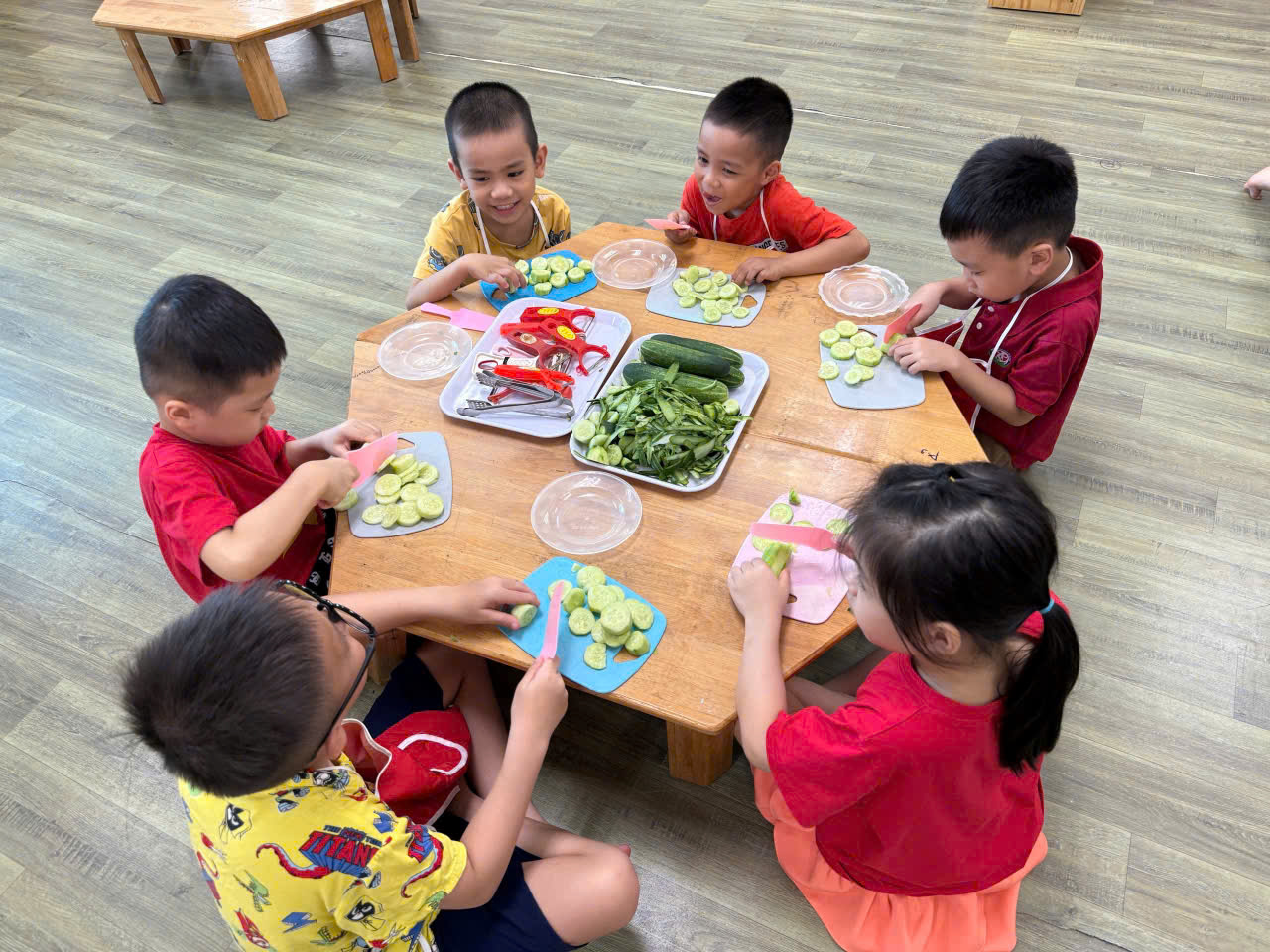 CÁC BÉ KHỐI MẪU GIÁO LƠN THAM GIA VÀO HOẠT ĐỘNG THỰC HÀNH CUỘC SỐNG: NẠO VỎ VÀ CẮT DƯA CHUỘT