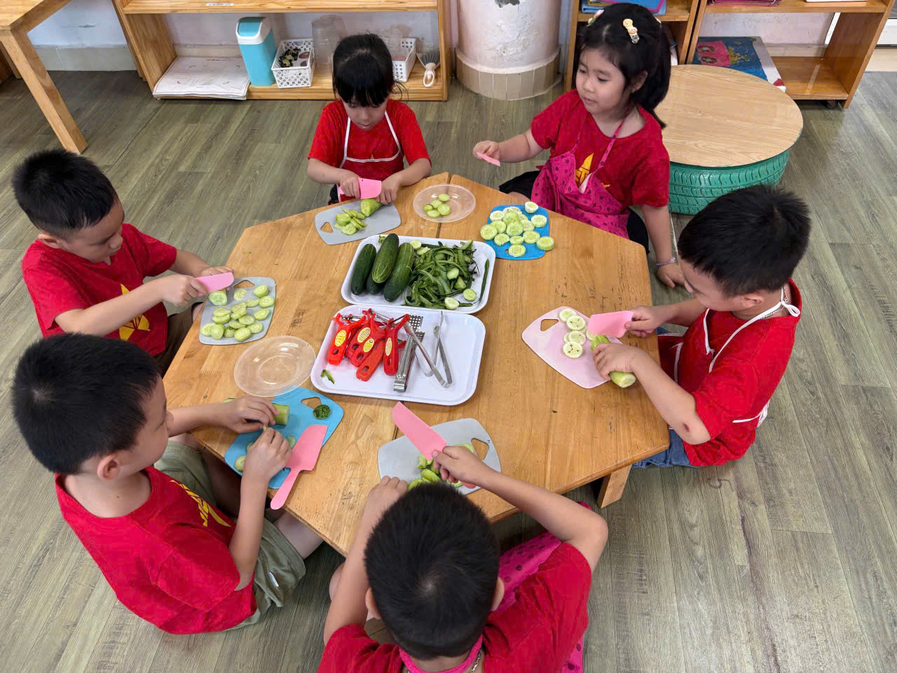 CÁC BÉ KHỐI MẪU GIÁO LƠN THAM GIA VÀO HOẠT ĐỘNG THỰC HÀNH CUỘC SỐNG: NẠO VỎ VÀ CẮT DƯA CHUỘT