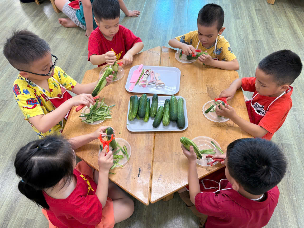 CÁC BÉ KHỐI MẪU GIÁO LƠN THAM GIA VÀO HOẠT ĐỘNG THỰC HÀNH CUỘC SỐNG: NẠO VỎ VÀ CẮT DƯA CHUỘT