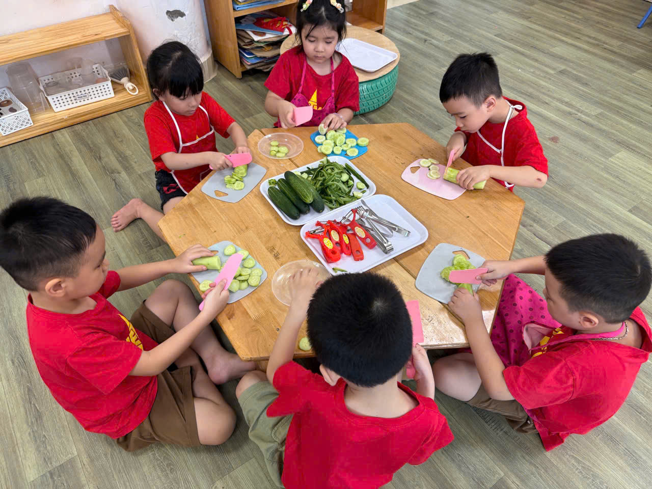 CÁC BÉ KHỐI MẪU GIÁO LƠN THAM GIA VÀO HOẠT ĐỘNG THỰC HÀNH CUỘC SỐNG: NẠO VỎ VÀ CẮT DƯA CHUỘT