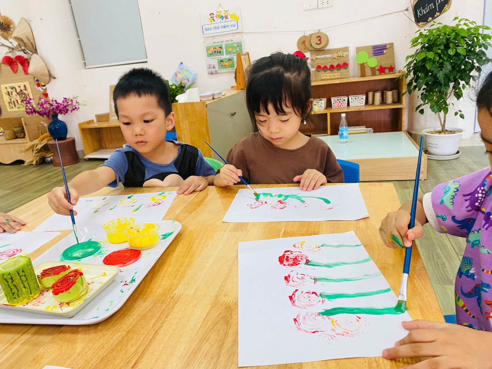 HỌC SINH KHỐI MẪU GIÁO NHỠ CÙNG HOẠT ĐỘNG TẠO HÌNH : IN HÌNH TỪ RAU CỦ
