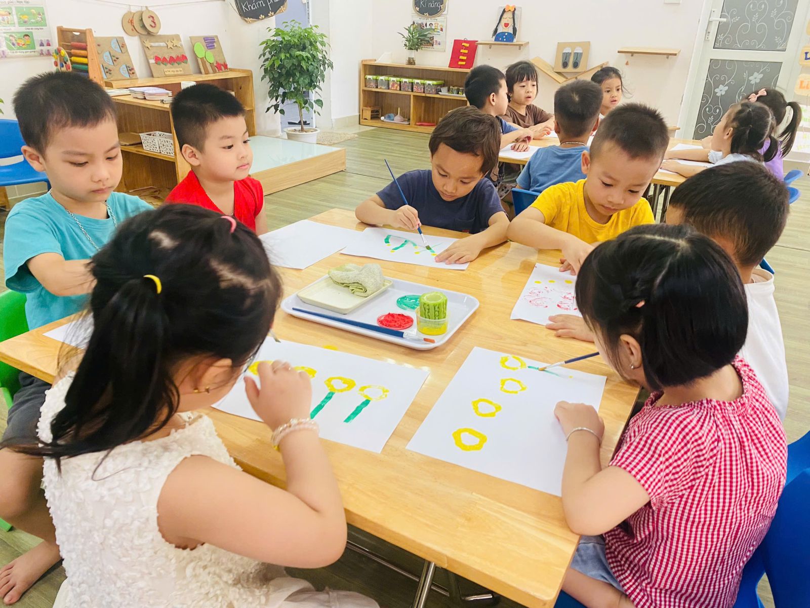 HỌC SINH KHỐI MẪU GIÁO NHỠ CÙNG HOẠT ĐỘNG TẠO HÌNH : IN HÌNH TỪ RAU CỦ