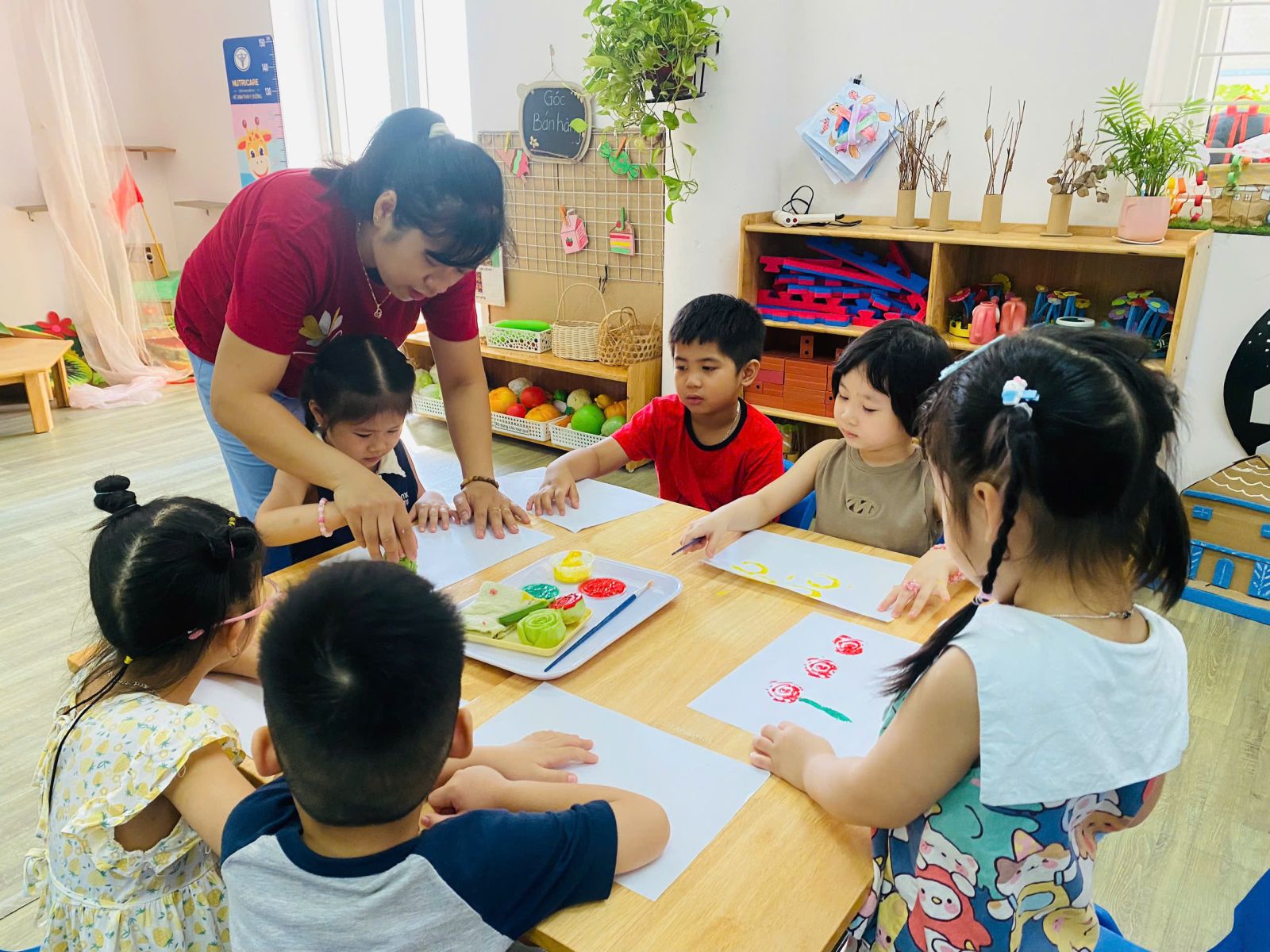 HỌC SINH KHỐI MẪU GIÁO NHỠ CÙNG HOẠT ĐỘNG TẠO HÌNH : IN HÌNH TỪ RAU CỦ