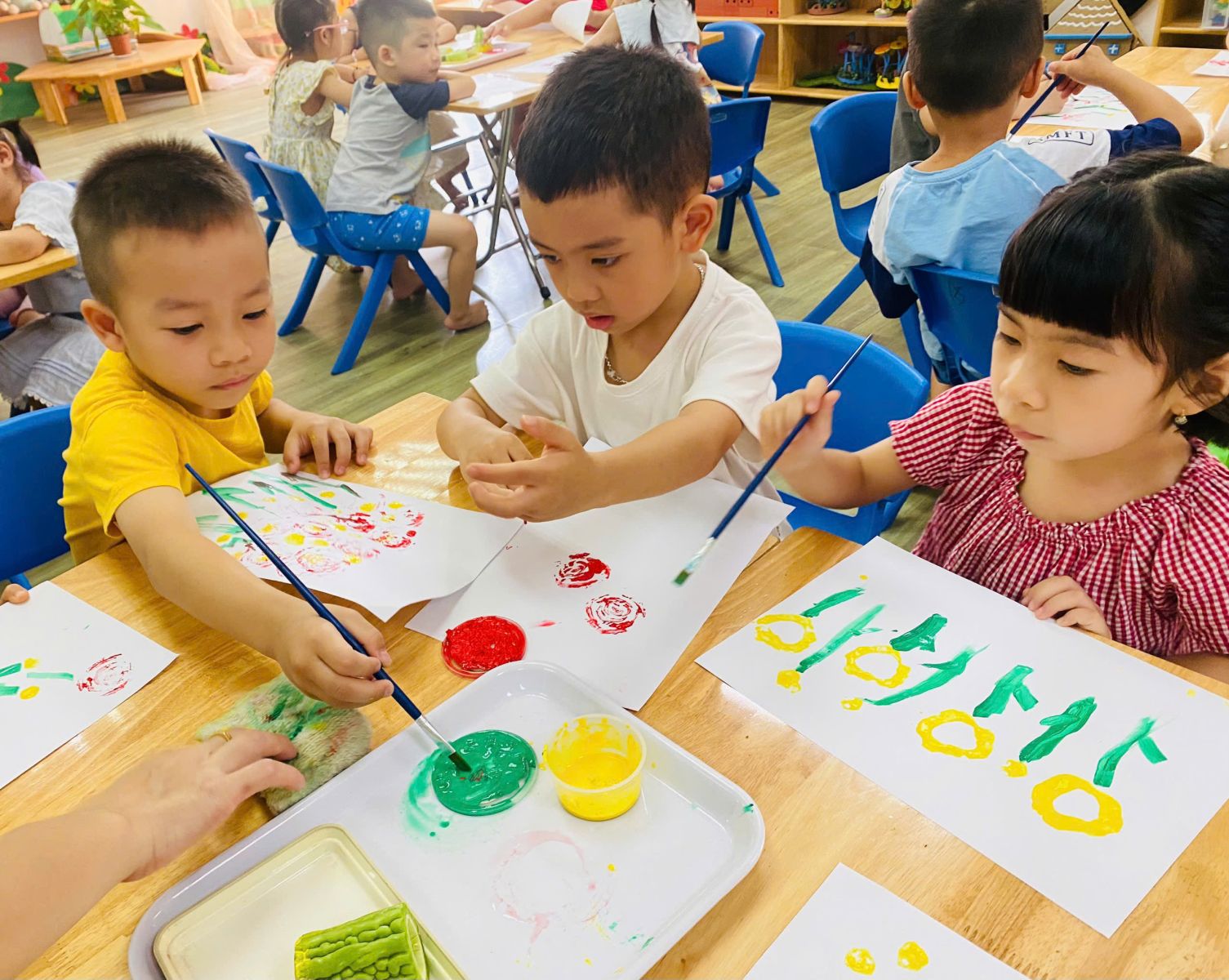 HỌC SINH KHỐI MẪU GIÁO NHỠ CÙNG HOẠT ĐỘNG TẠO HÌNH : IN HÌNH TỪ RAU CỦ