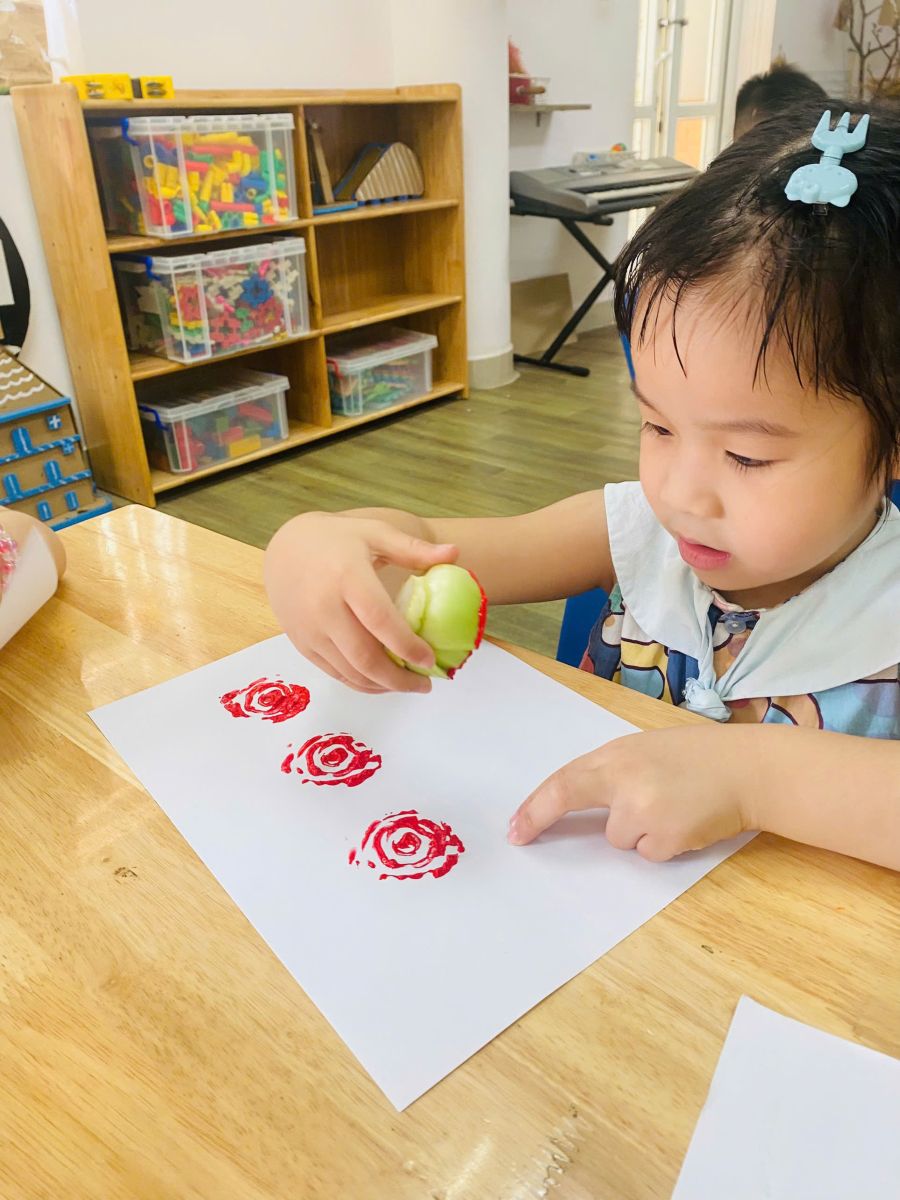 HỌC SINH KHỐI MẪU GIÁO NHỠ CÙNG HOẠT ĐỘNG TẠO HÌNH : IN HÌNH TỪ RAU CỦ