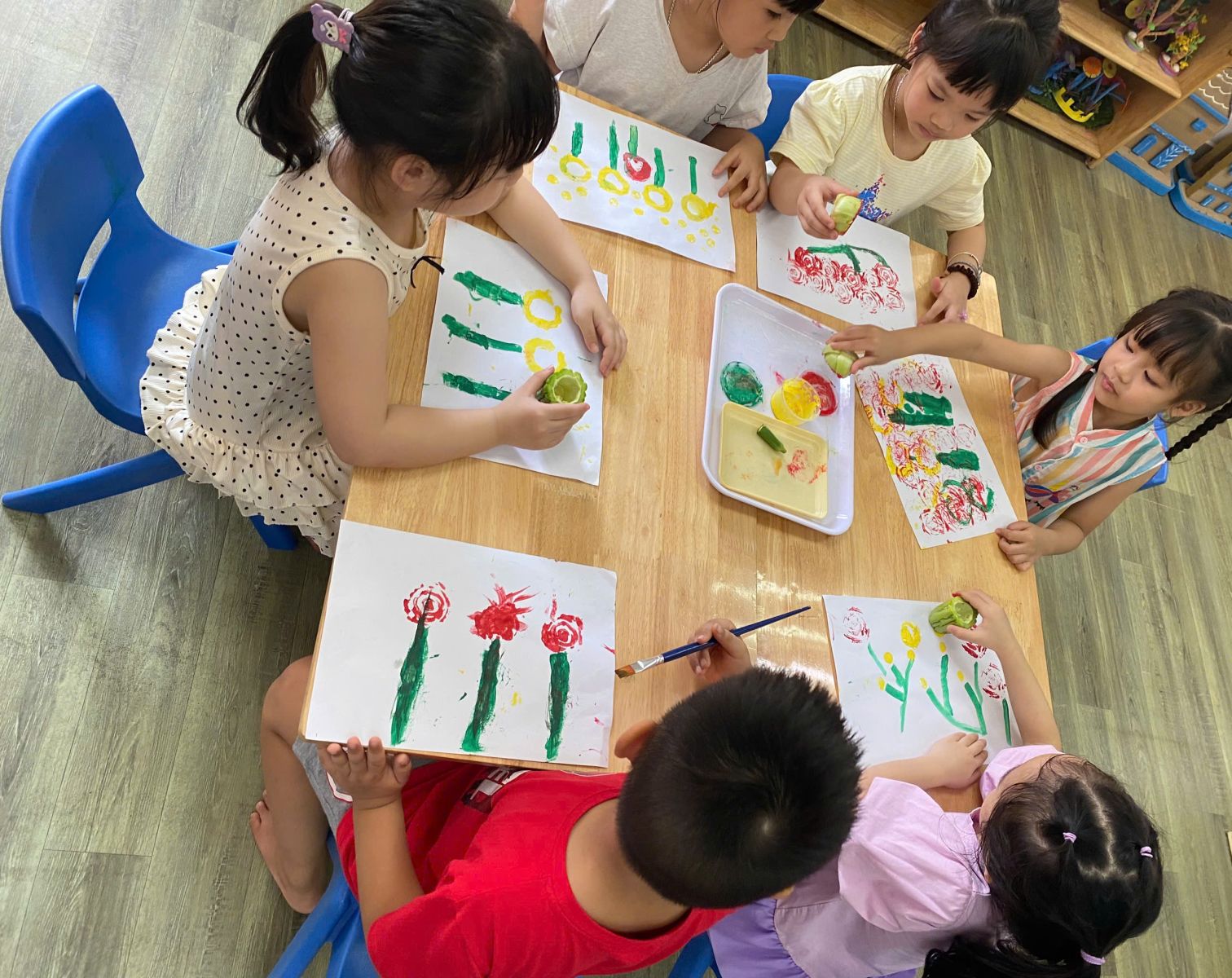 HỌC SINH KHỐI MẪU GIÁO NHỠ CÙNG HOẠT ĐỘNG TẠO HÌNH : IN HÌNH TỪ RAU CỦ